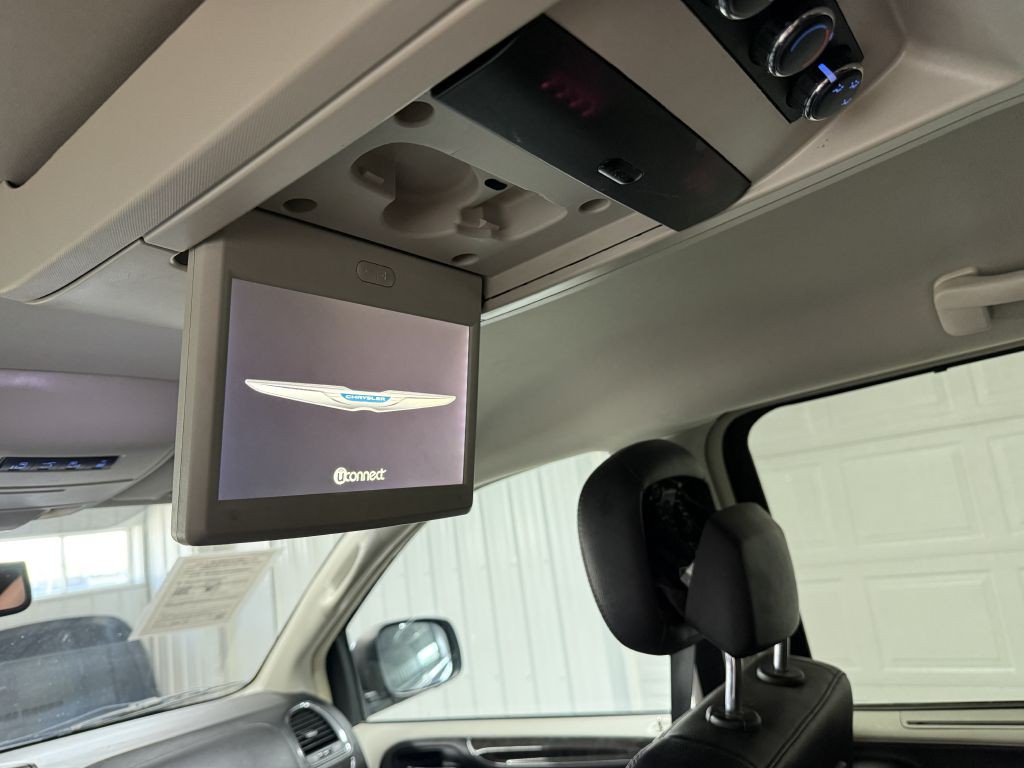2014 Chrysler Town & Country Image 18
