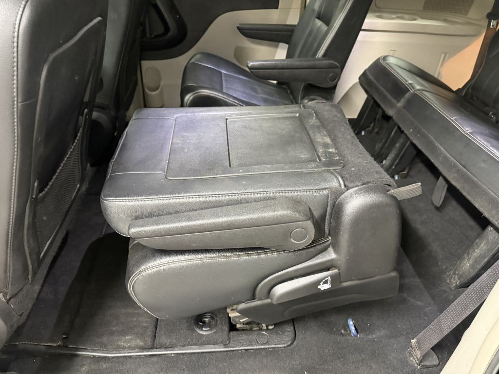 2014 Chrysler Town & Country Image 21