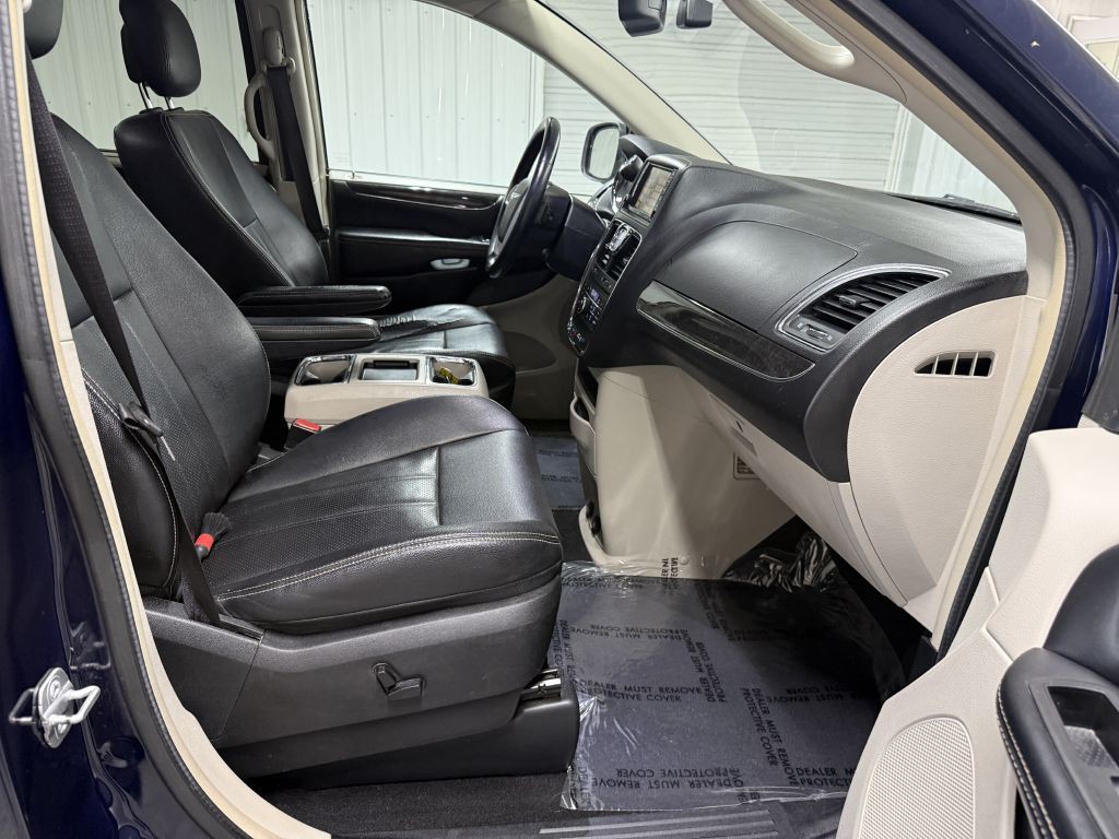 2014 Chrysler Town & Country Image 30