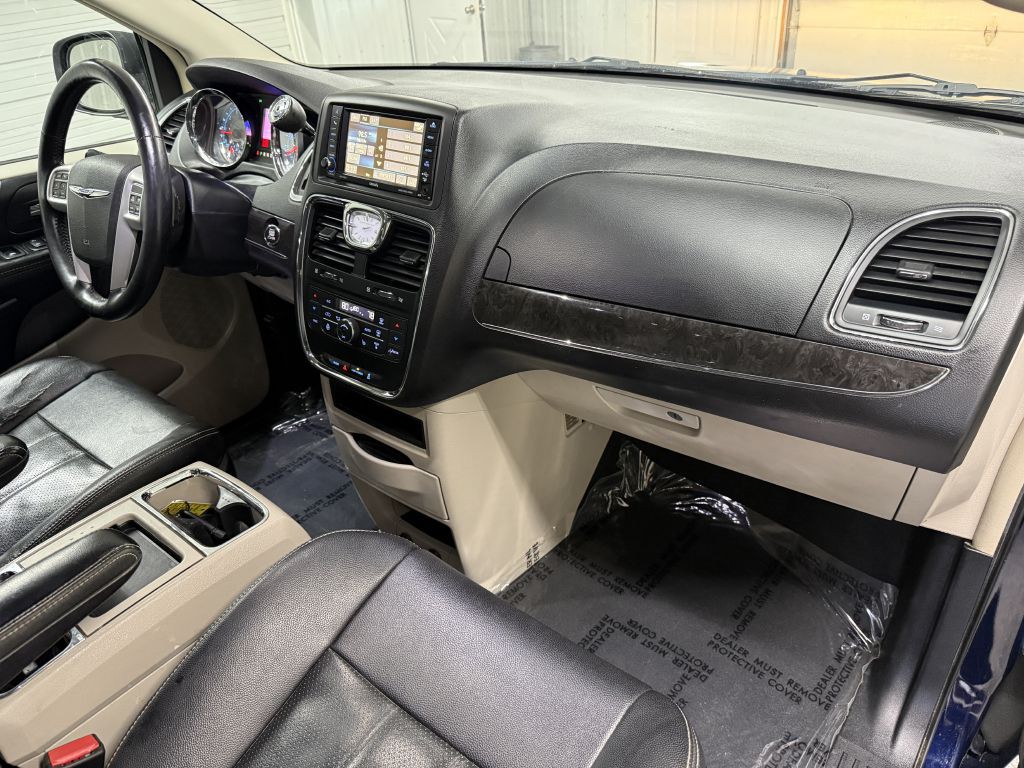 2014 Chrysler Town & Country Image 33