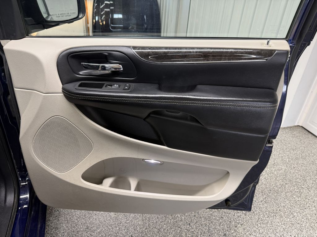2014 Chrysler Town & Country Image 34