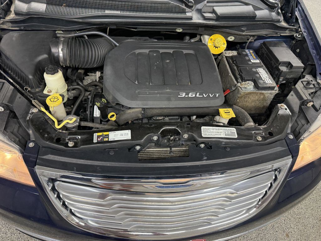 2014 Chrysler Town & Country Image 37