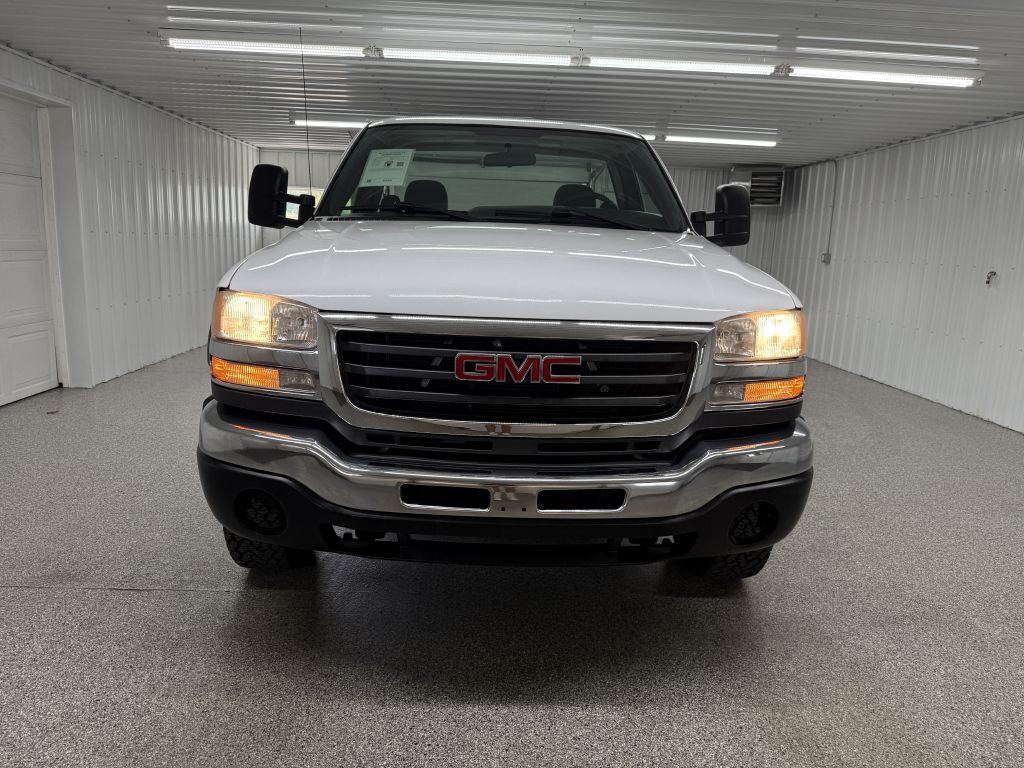 2005 GMC Sierra 2500 Image 2