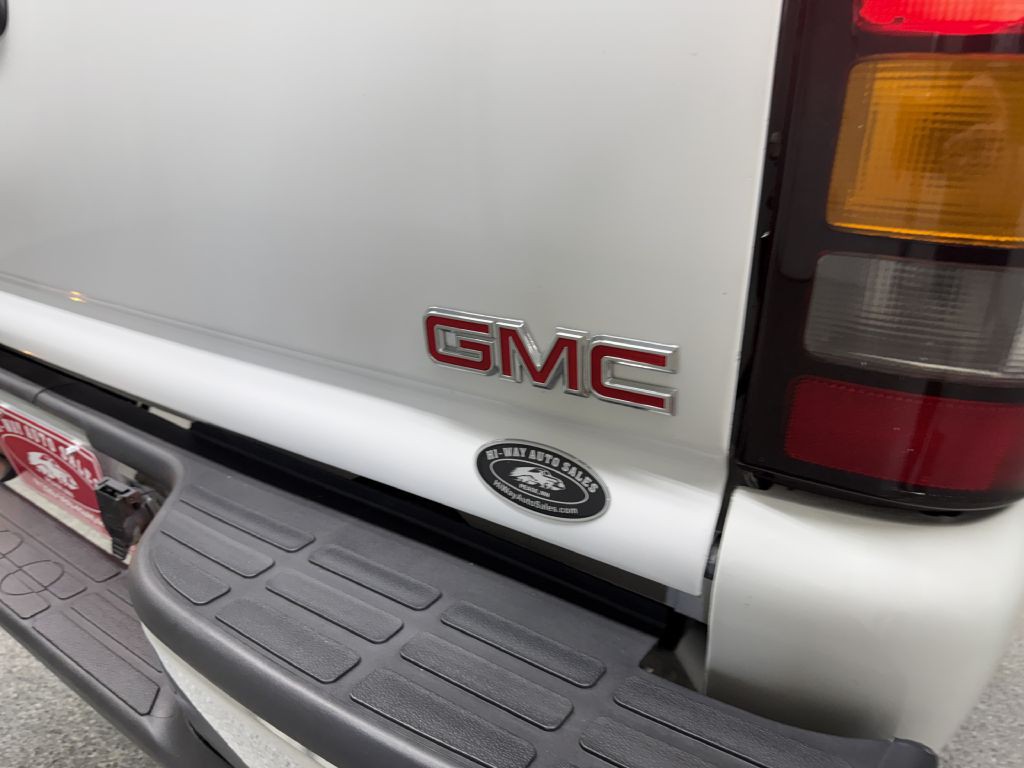 2005 GMC Sierra 2500 Image 7