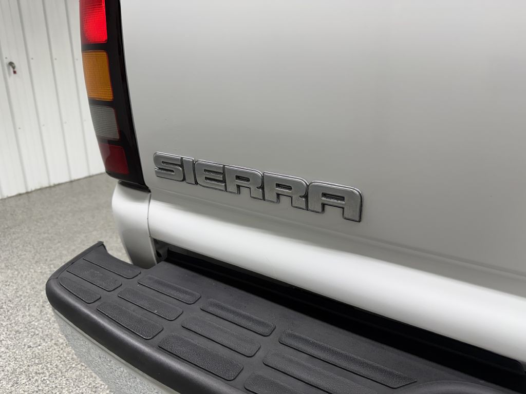 2005 GMC Sierra 2500 Image 8