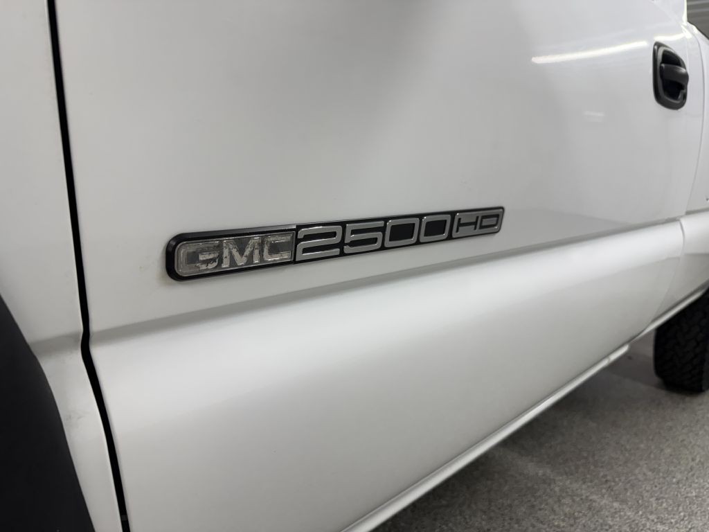 2005 GMC Sierra 2500 Image 11
