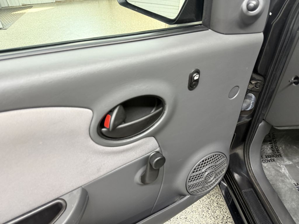 2006 Saturn ION Image 17