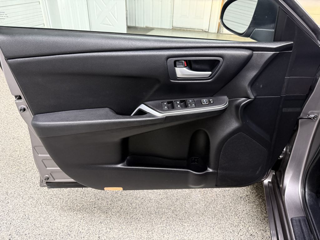 2016 Toyota Camry Image 20