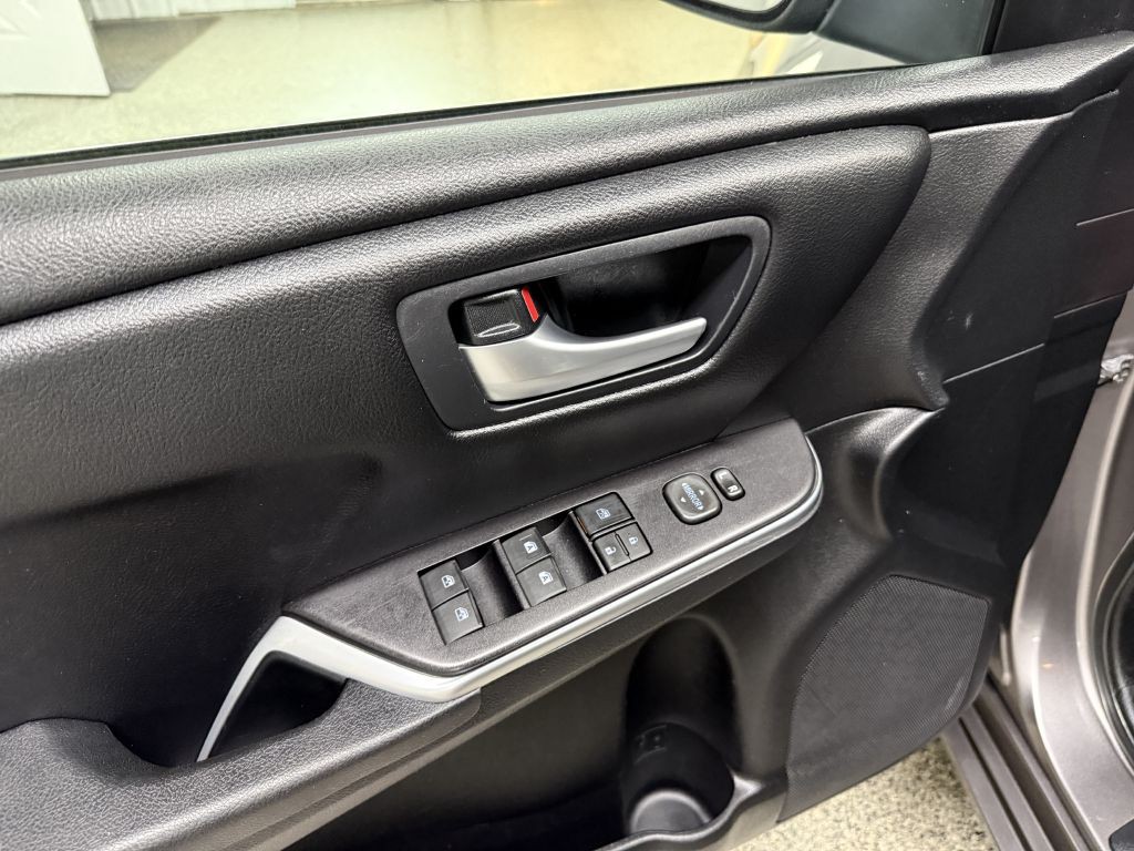 2016 Toyota Camry Image 21