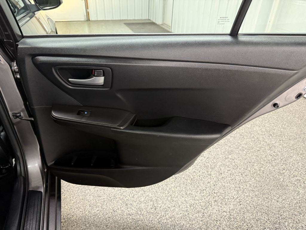 2016 Toyota Camry Image 26