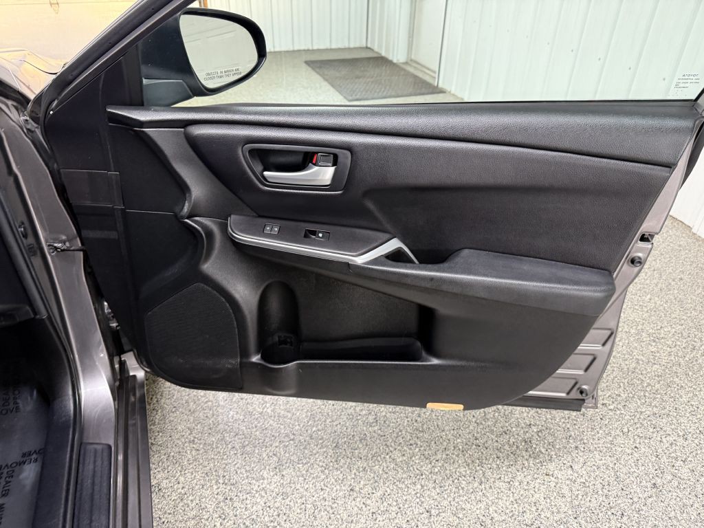2016 Toyota Camry Image 30