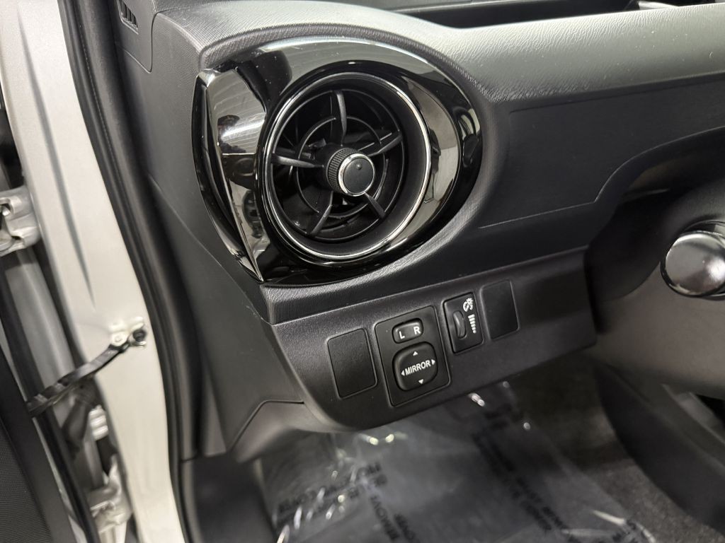 2015 Toyota Prius Image 12