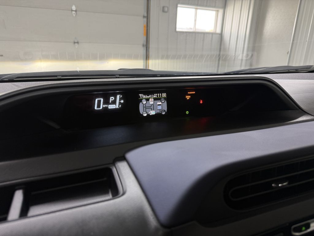 2015 Toyota Prius Image 13
