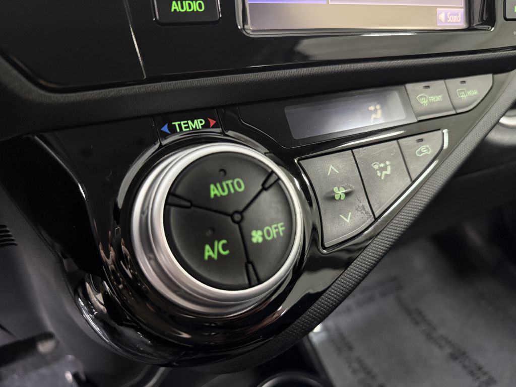 2015 Toyota Prius Image 16