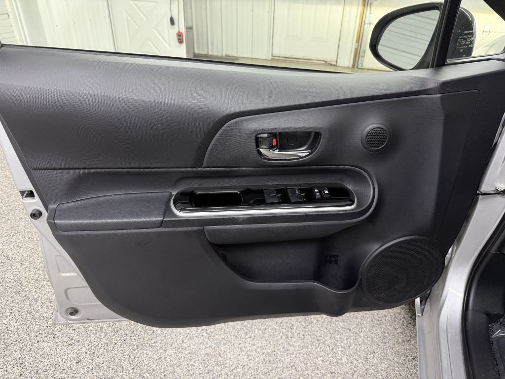 2015 Toyota Prius Image 19