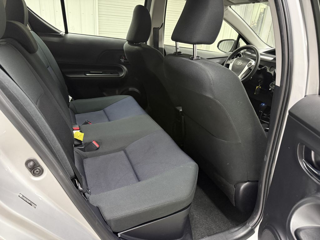 2015 Toyota Prius Image 24