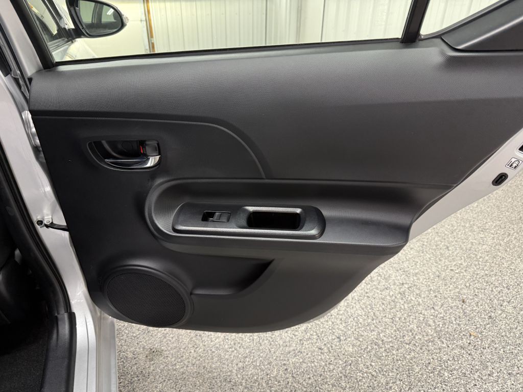 2015 Toyota Prius Image 25
