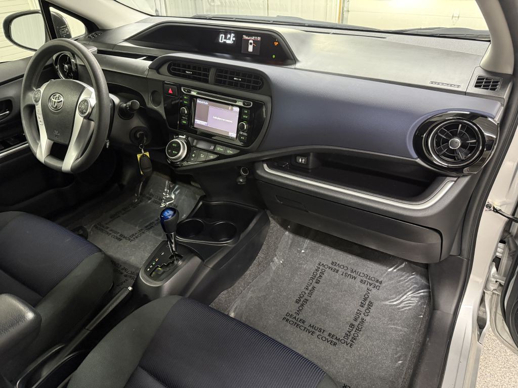 2015 Toyota Prius Image 28