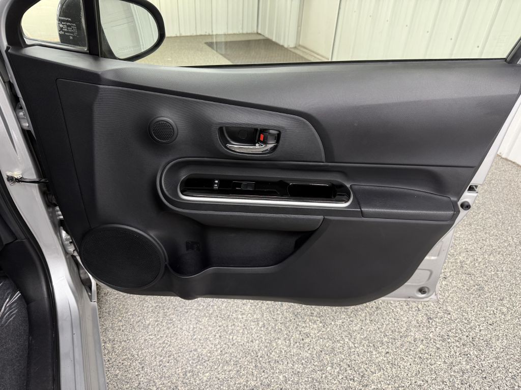 2015 Toyota Prius Image 29