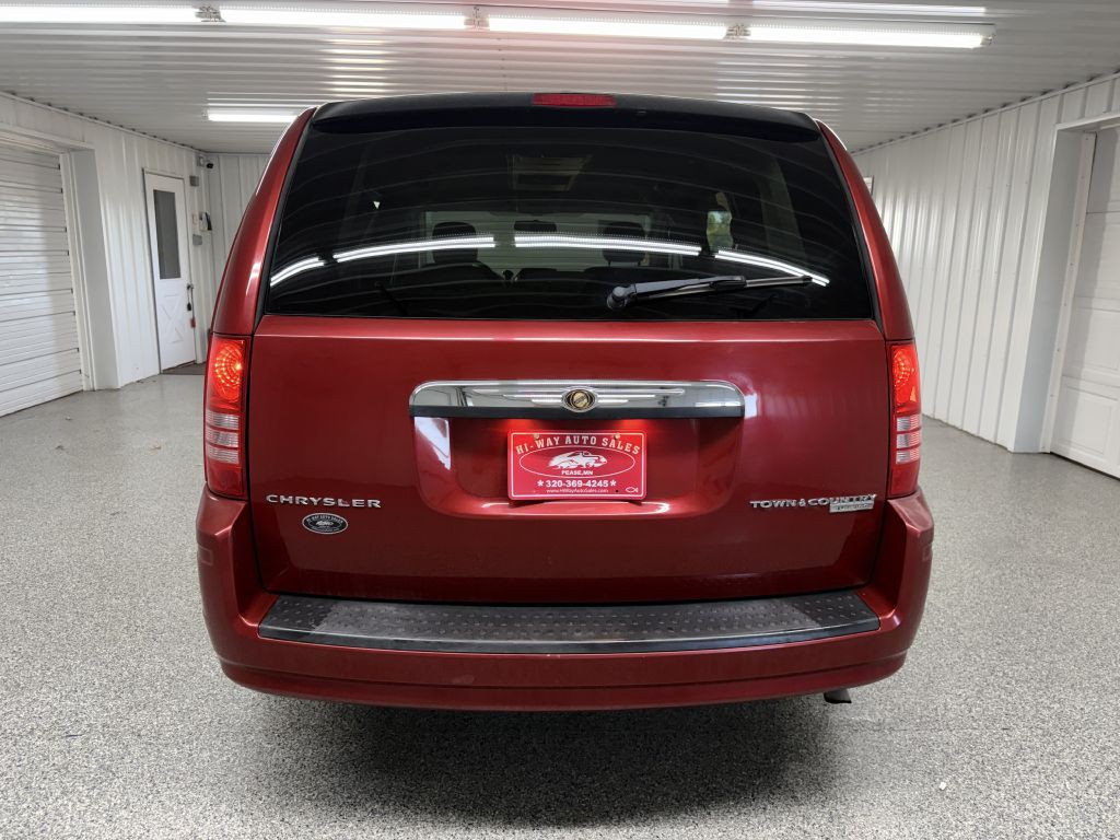 2010 Chrysler Town & Country Image 5
