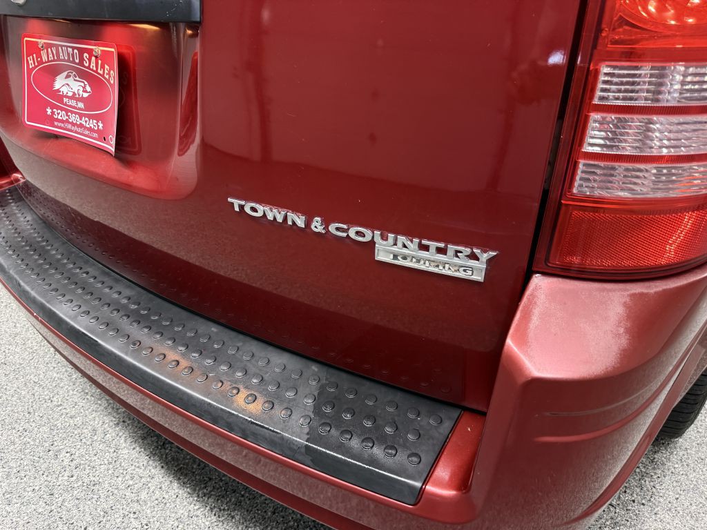 2010 Chrysler Town & Country Image 7