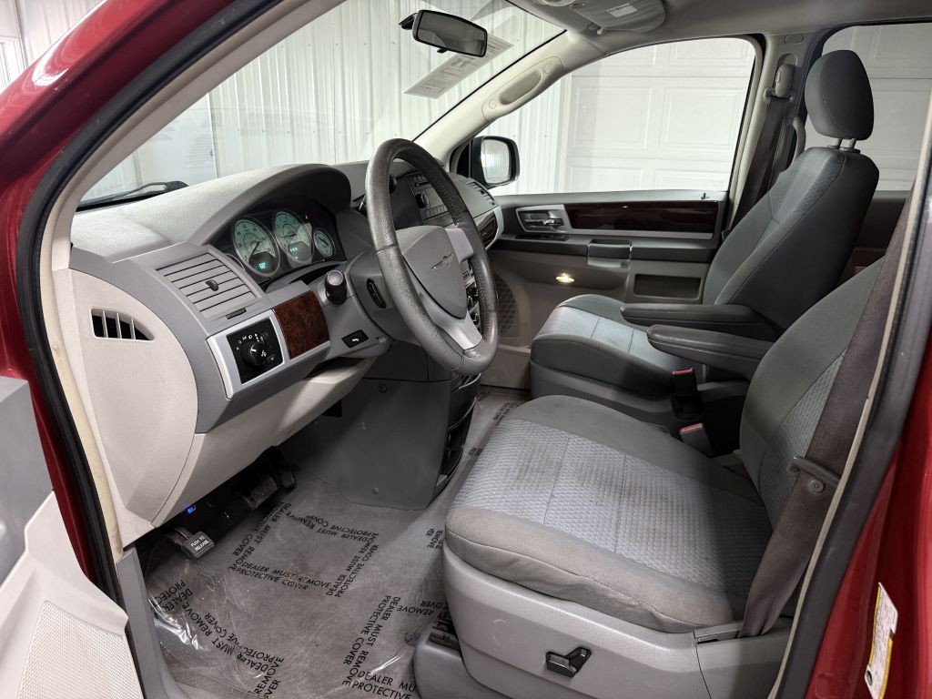 2010 Chrysler Town & Country Image 10