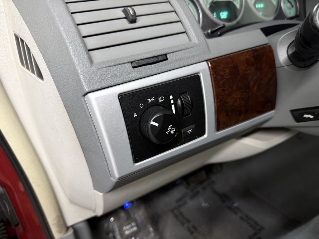 2010 Chrysler Town & Country Image 11