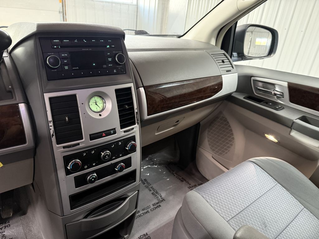2010 Chrysler Town & Country Image 13