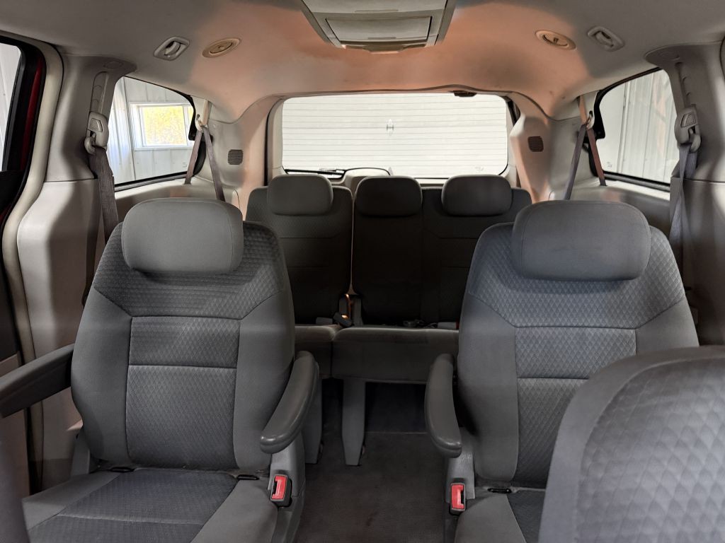 2010 Chrysler Town & Country Image 14