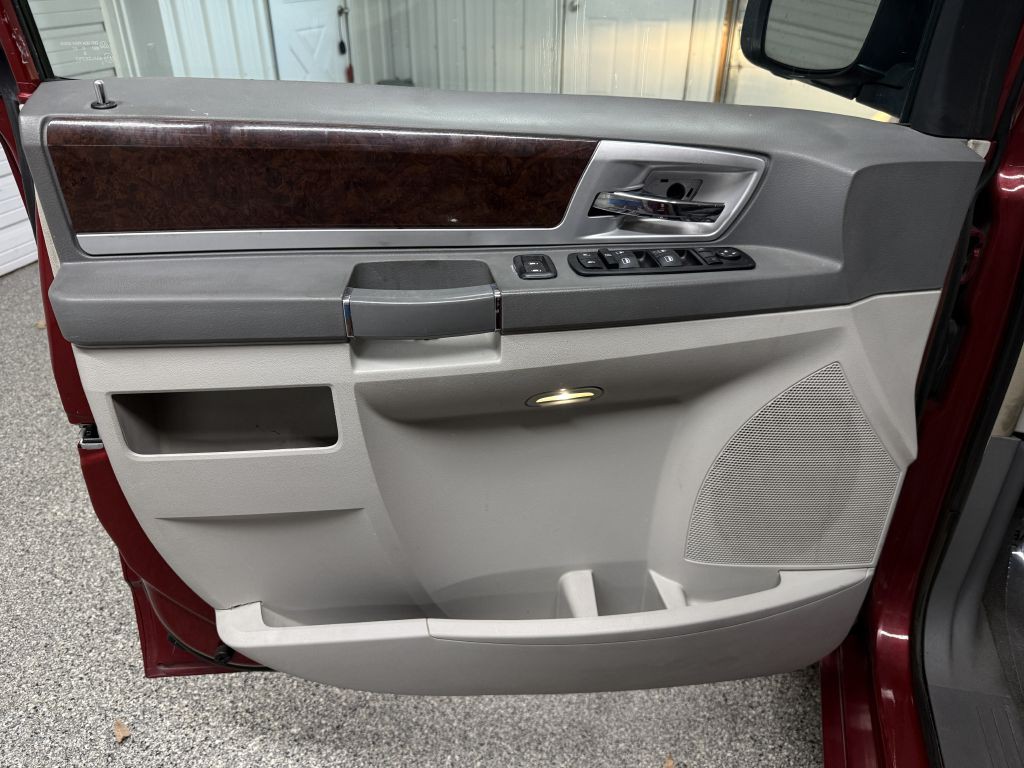 2010 Chrysler Town & Country Image 15