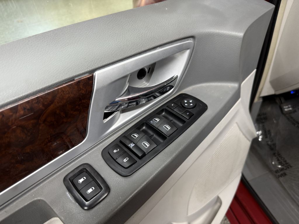 2010 Chrysler Town & Country Image 16