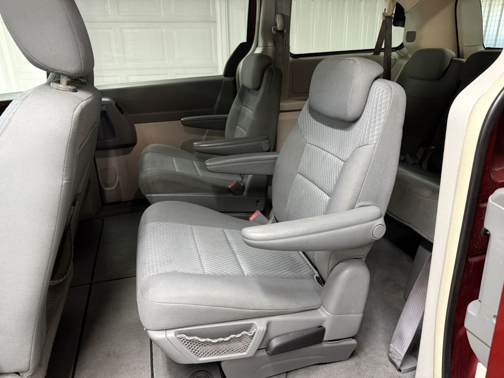 2010 Chrysler Town & Country Image 17