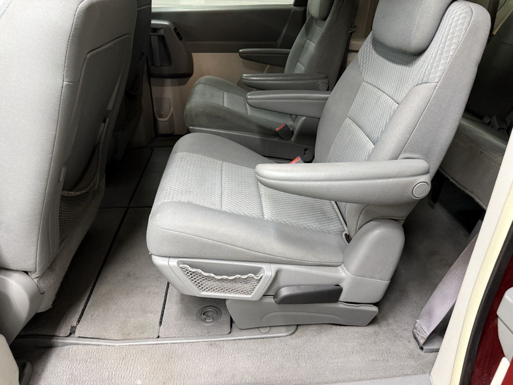 2010 Chrysler Town & Country Image 18
