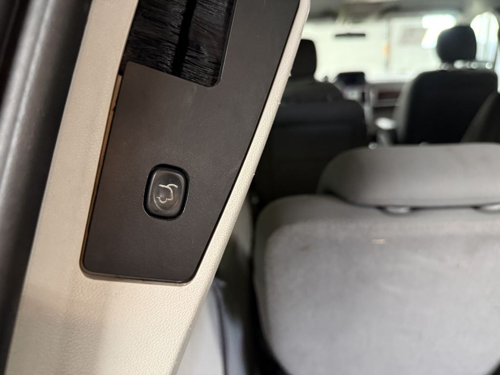 2010 Chrysler Town & Country Image 22