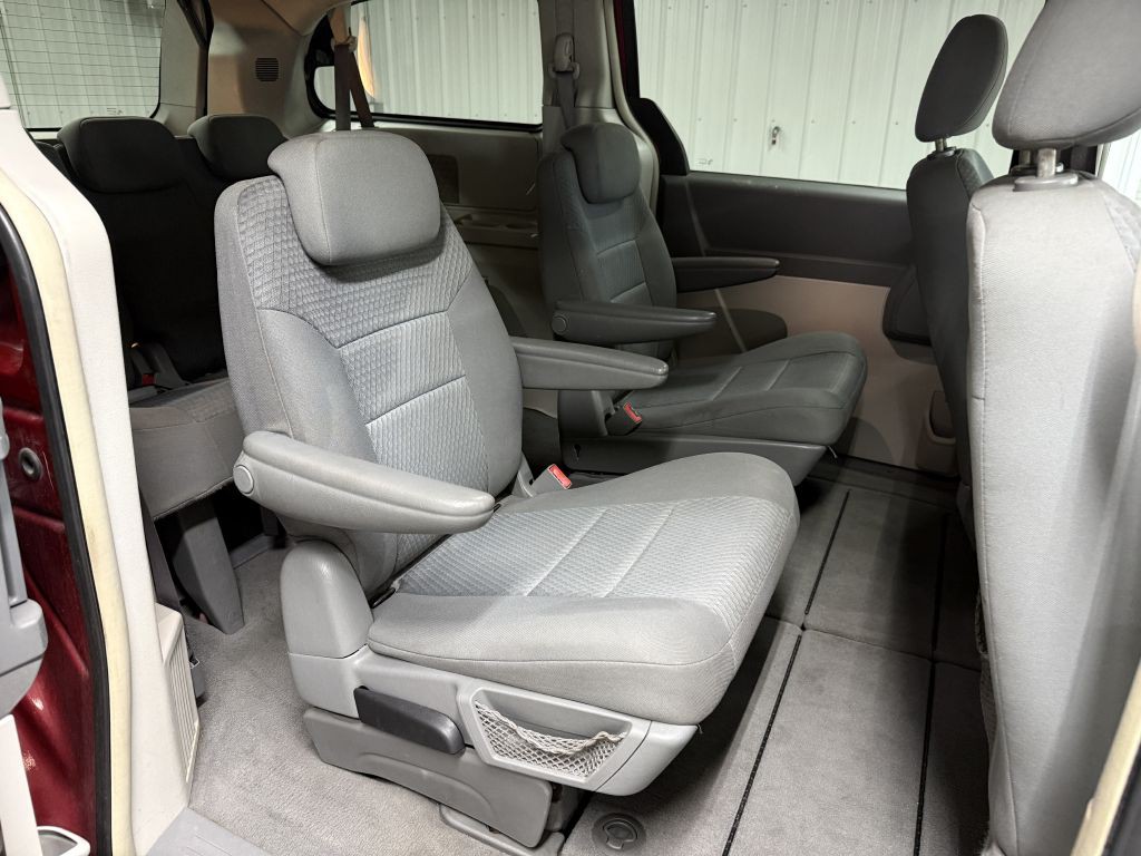 2010 Chrysler Town & Country Image 23