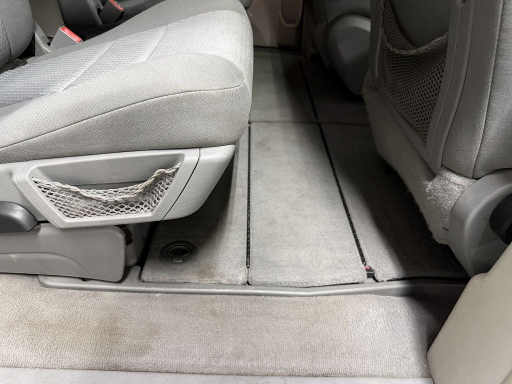2010 Chrysler Town & Country Image 24