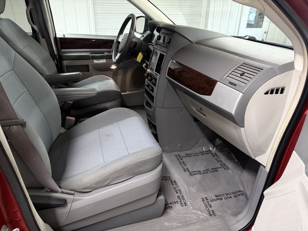 2010 Chrysler Town & Country Image 25
