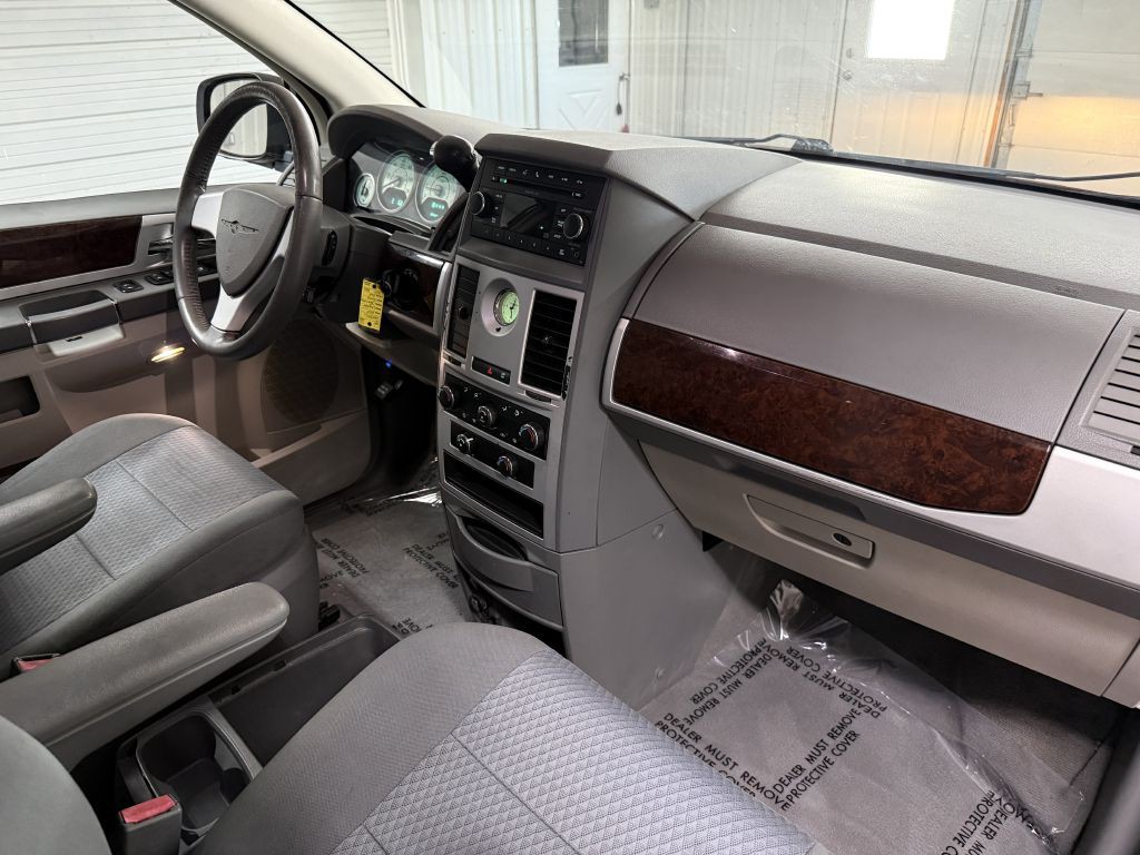 2010 Chrysler Town & Country Image 26
