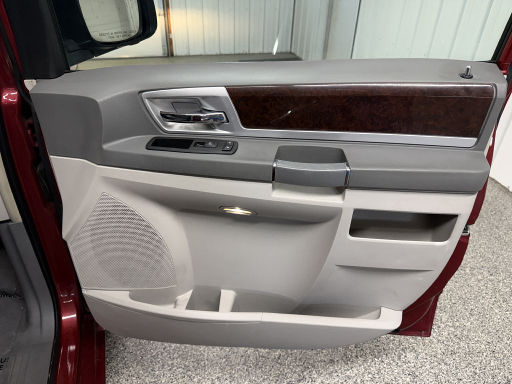 2010 Chrysler Town & Country Image 27