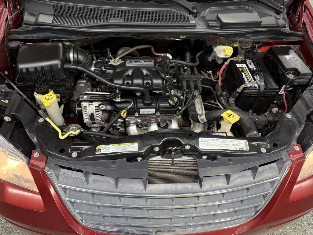 2010 Chrysler Town & Country Image 30