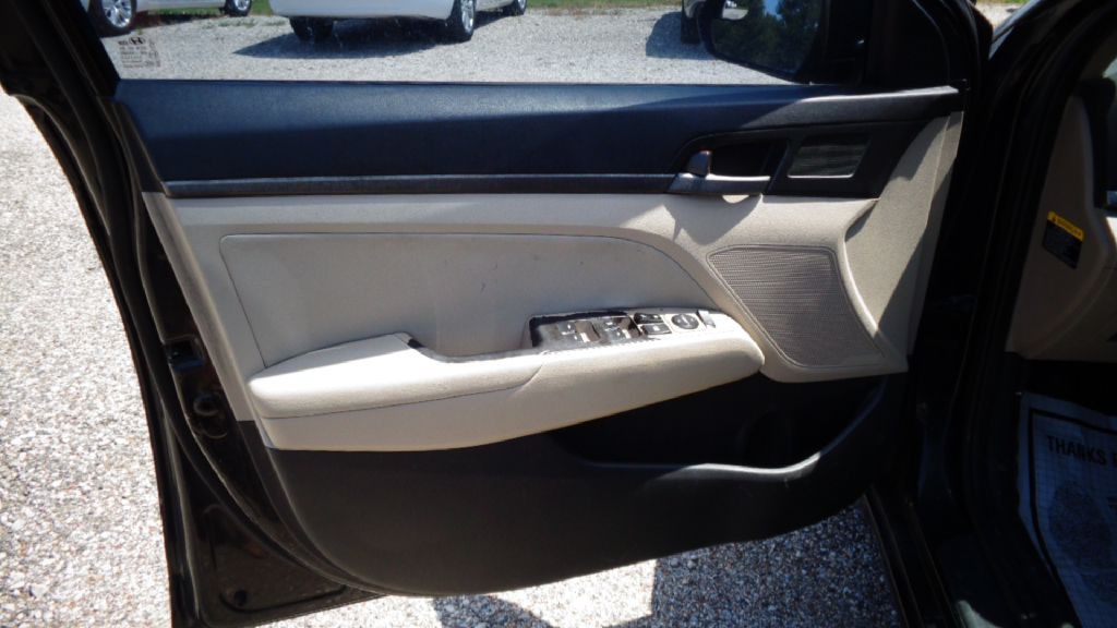 2017 Hyundai Elantra Image 5