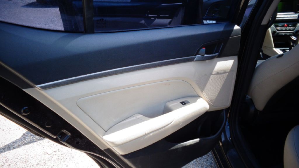 2017 Hyundai Elantra Image 7