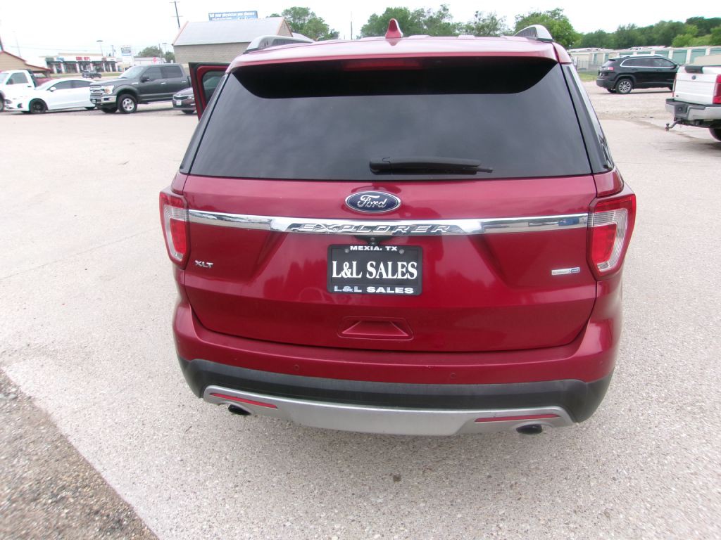 2016 Ford Explorer Image 2
