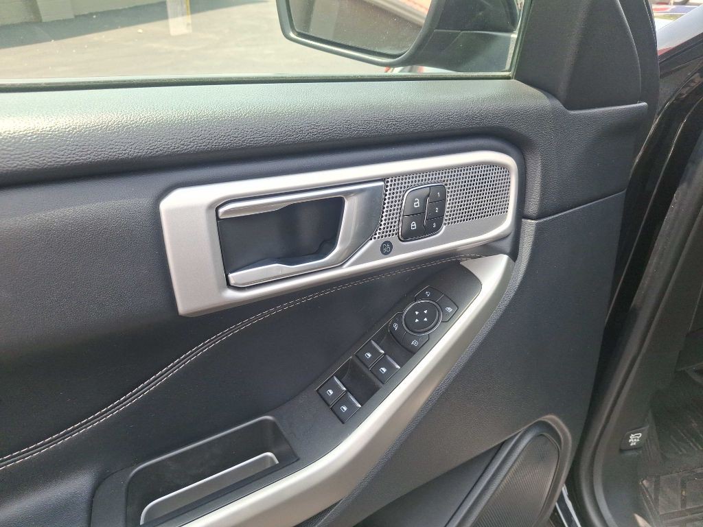 2021 Ford Explorer Image 2