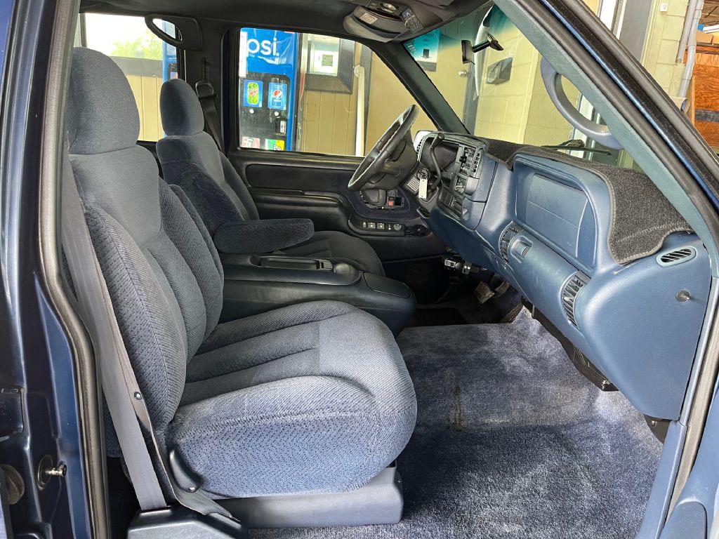 1999 Chevrolet Suburban Image 9