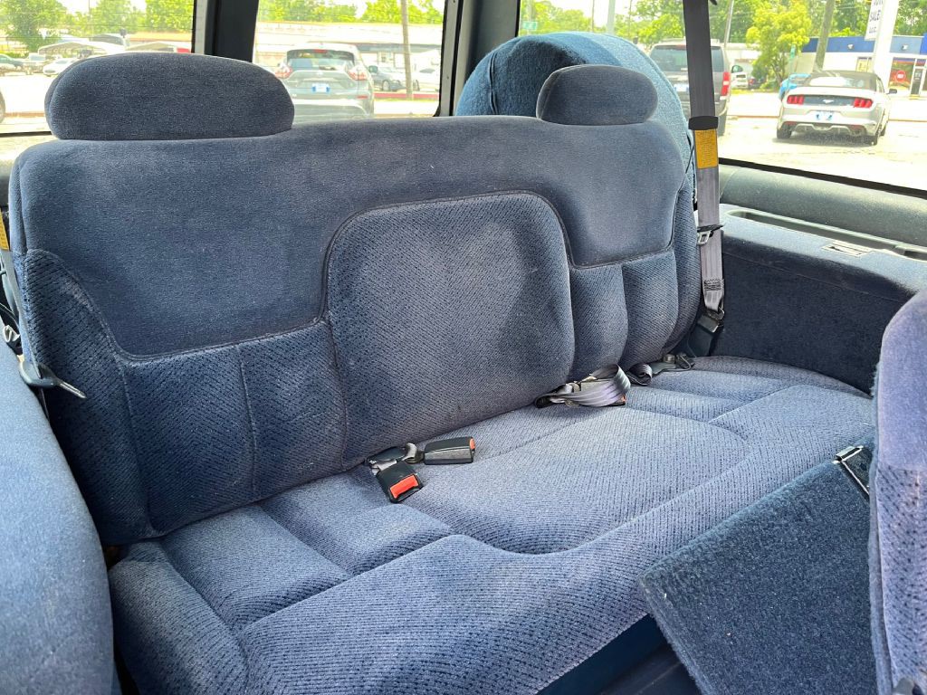 1999 Chevrolet Suburban Image 11