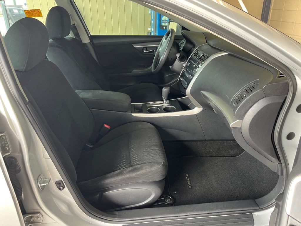2015 Nissan Altima Image 10