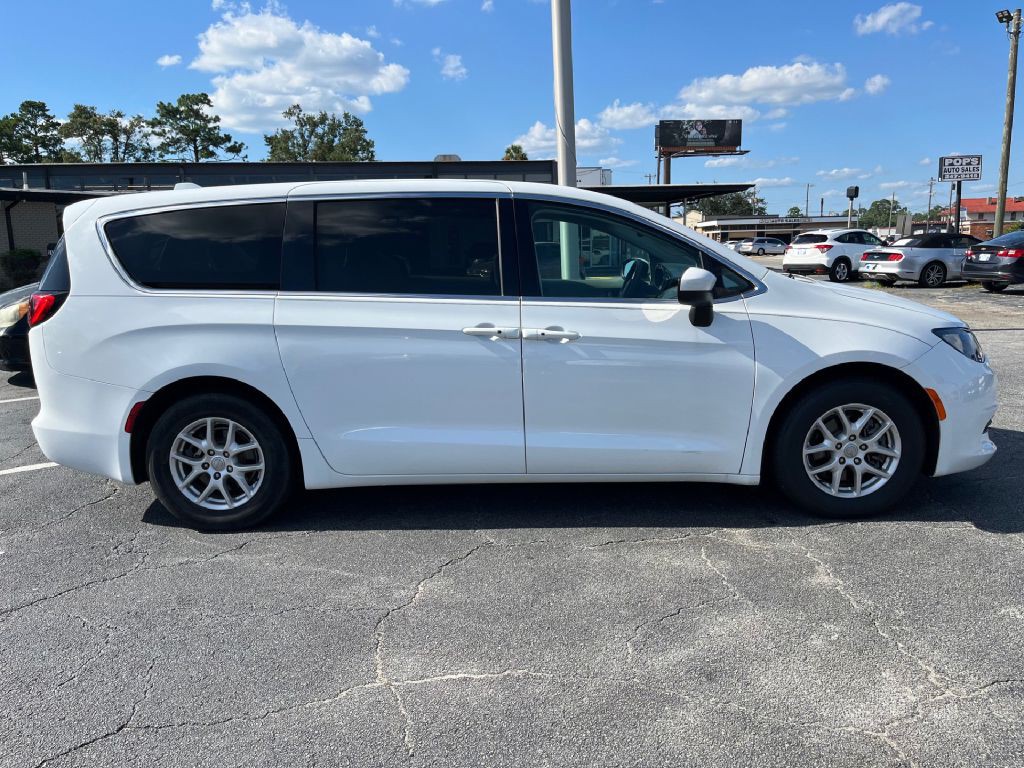 2017 Chrysler Pacifica Image 2