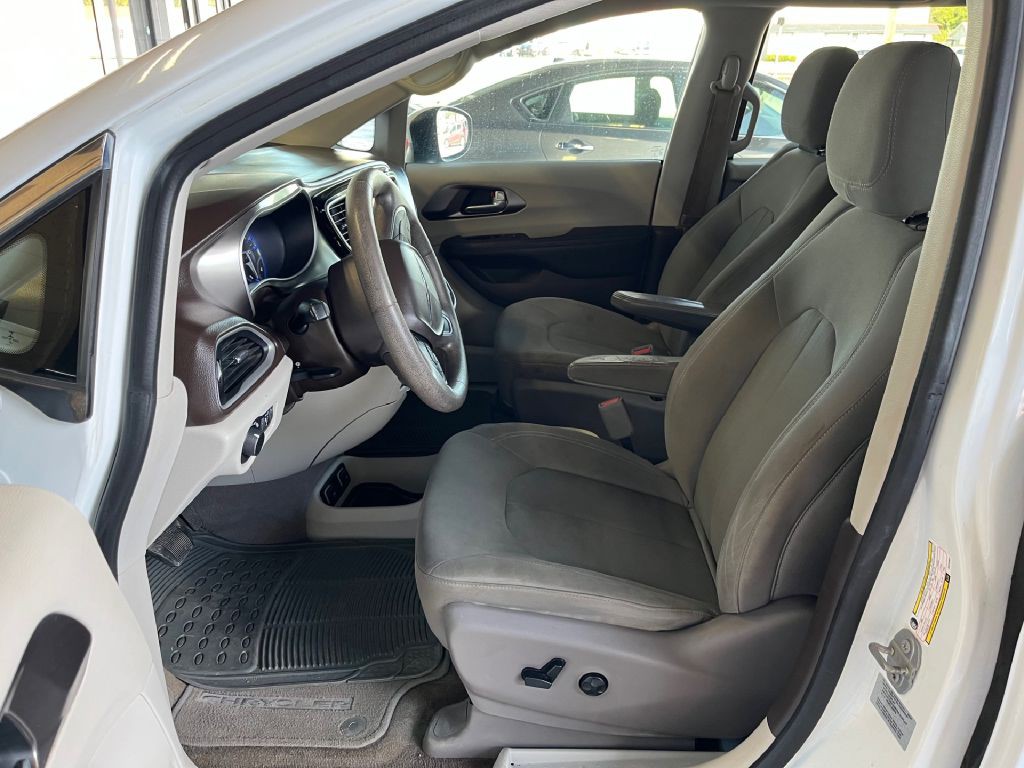 2017 Chrysler Pacifica Image 7