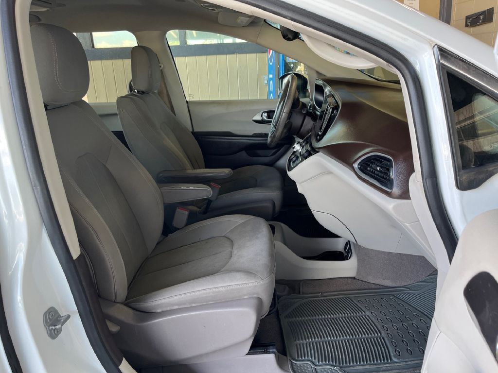 2017 Chrysler Pacifica Image 8